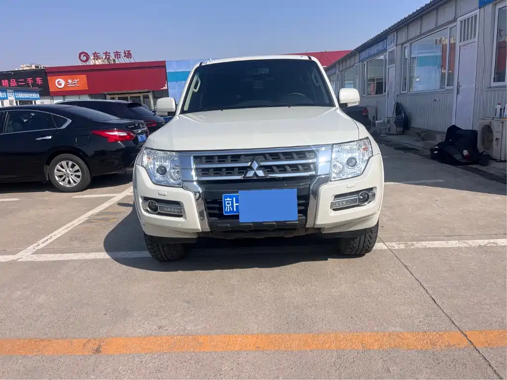 MITSUBISHI PAJERO