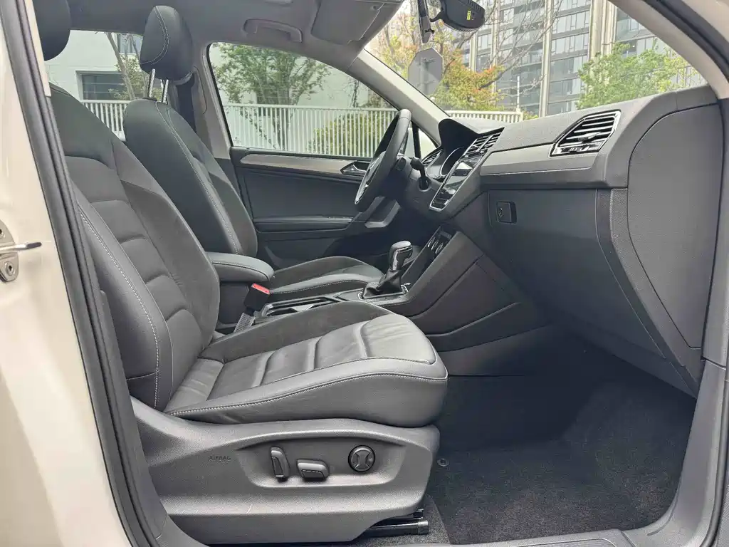 Volkswagen Tiguan L L 2020 330TSI AT Comfort VI