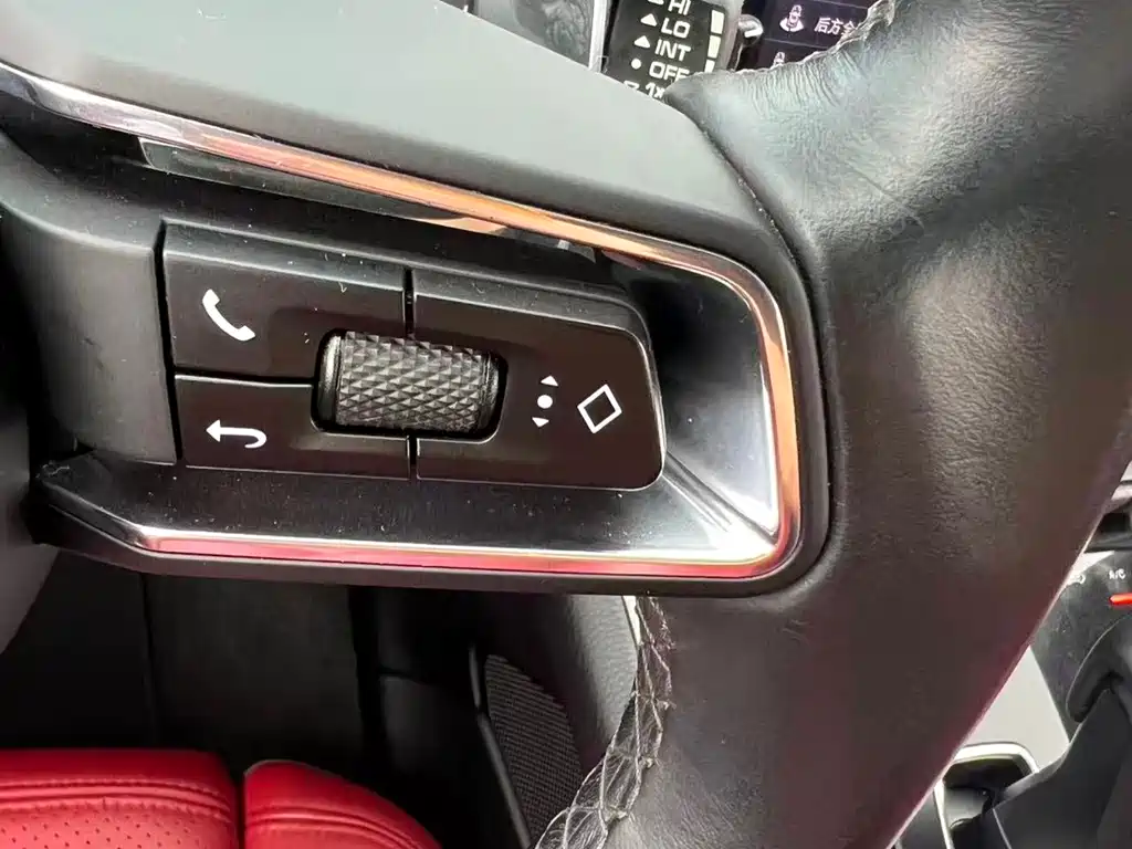 Porsche Macan — миниатюра 12