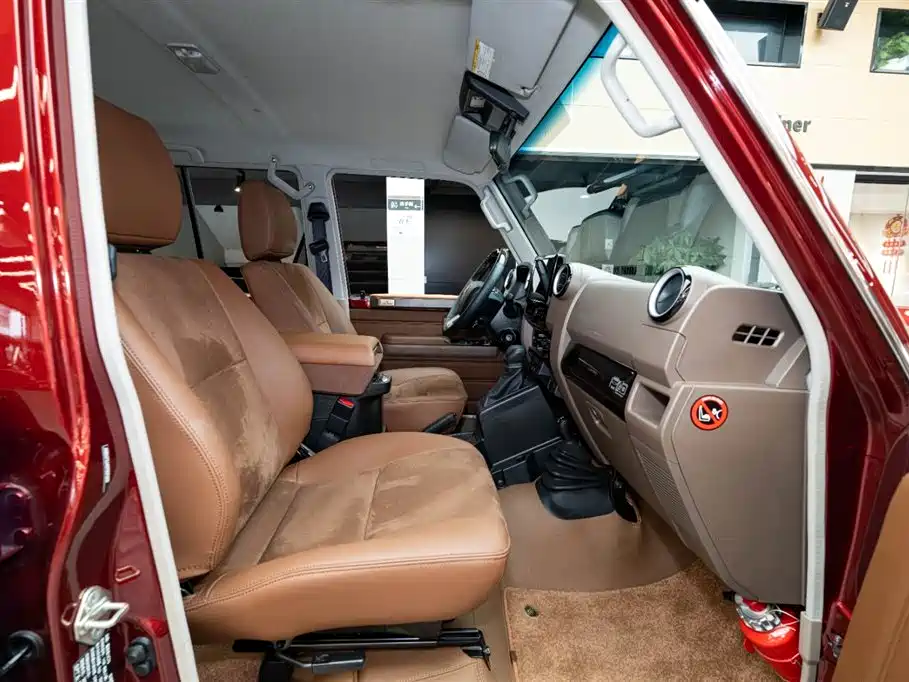 Toyota Land Cruiser LC76 2025 4.0L AT