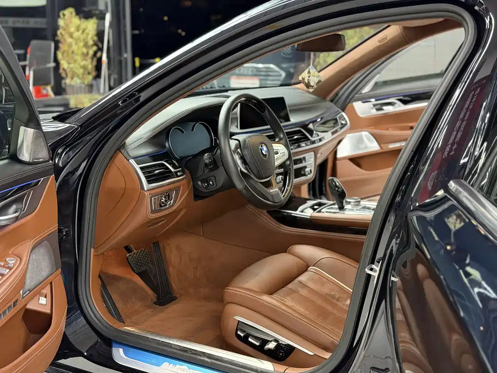 BMW 7 Series — миниатюра 9