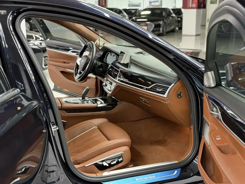 BMW 7 Series — миниатюра 7