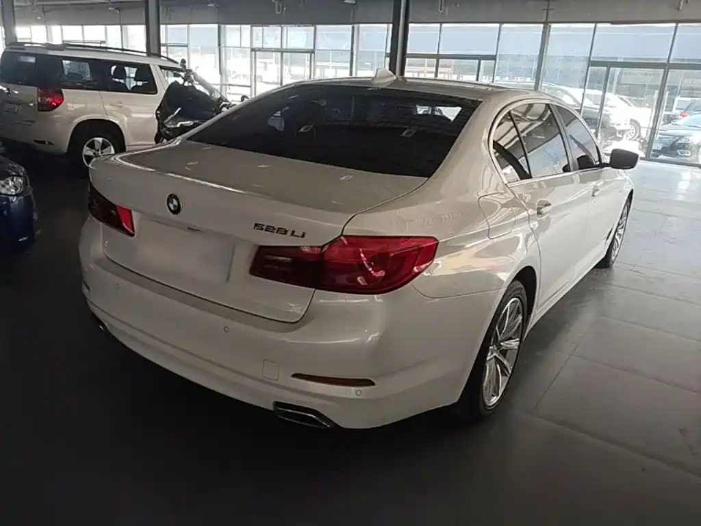 BMW 5 Series — миниатюра 7