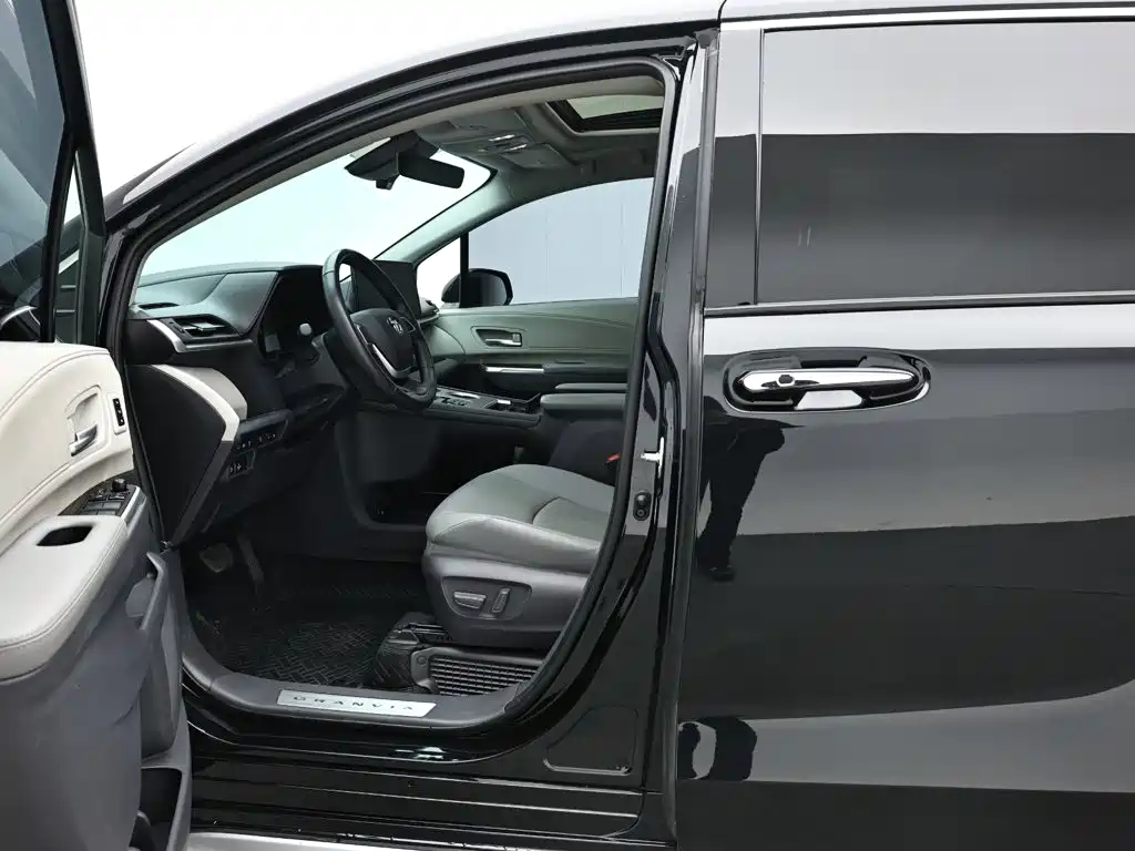 Toyota Granvia — миниатюра 10
