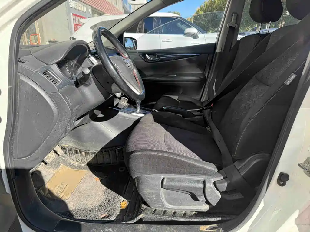 Nissan Tiida — миниатюра 8