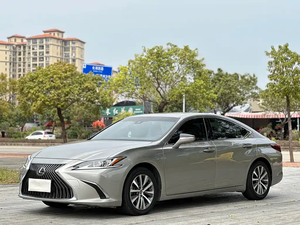 Lexus ES 2019