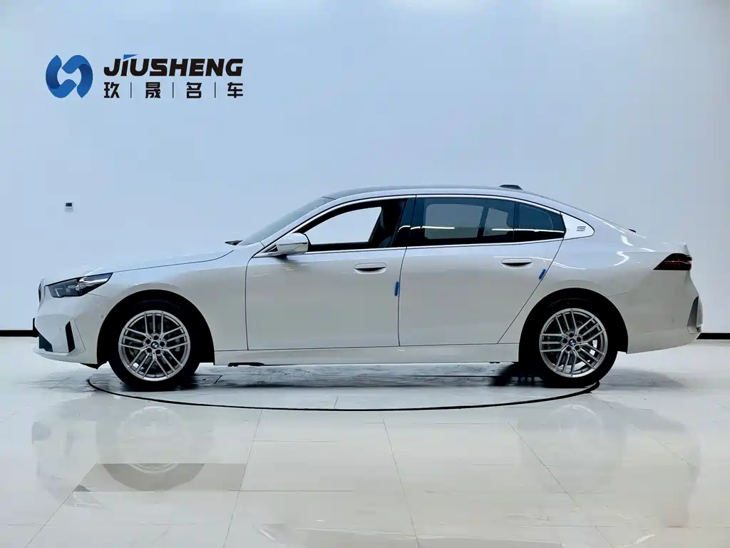 BMW 5 Series — миниатюра 12