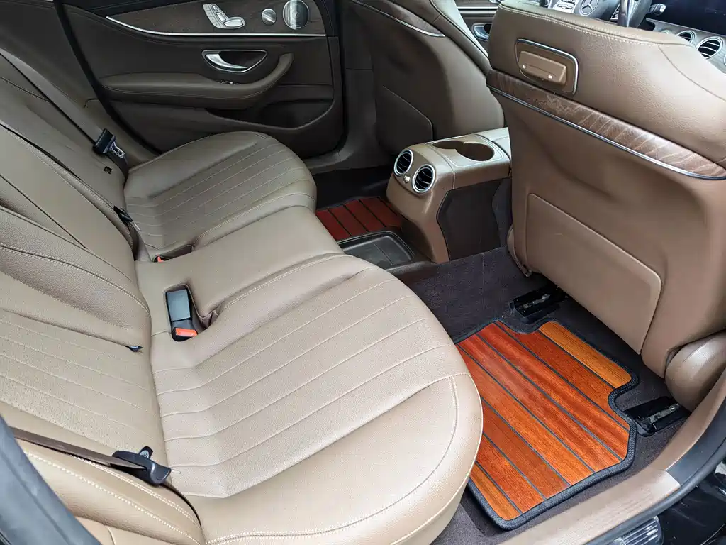 Mercedes-Benz E-Class — миниатюра 13