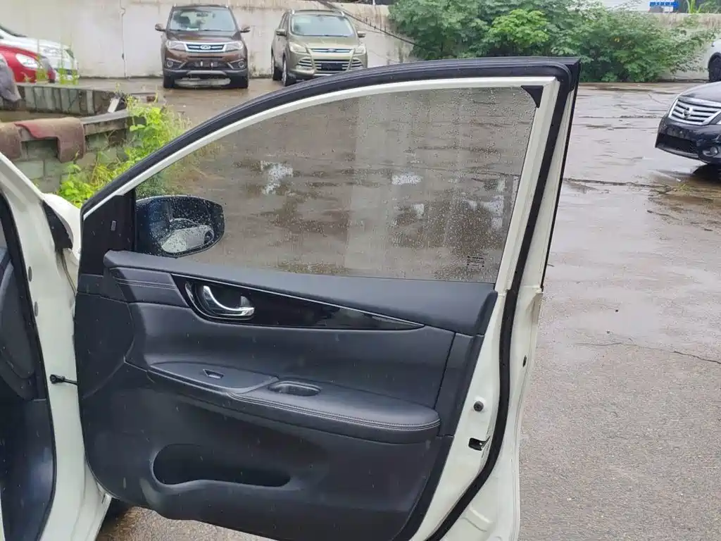 Nissan Tiida — миниатюра 8