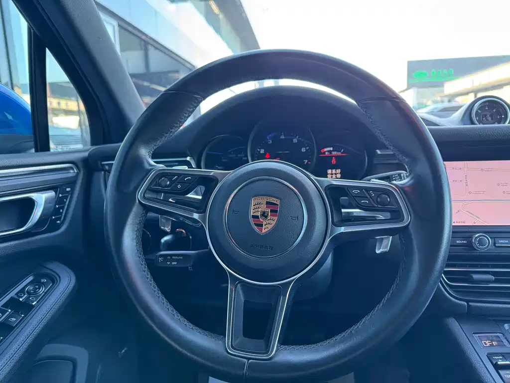 PORSCHE MACAN
