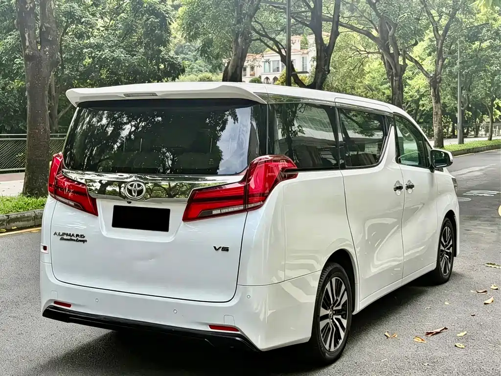Toyota Alphard — миниатюра 12