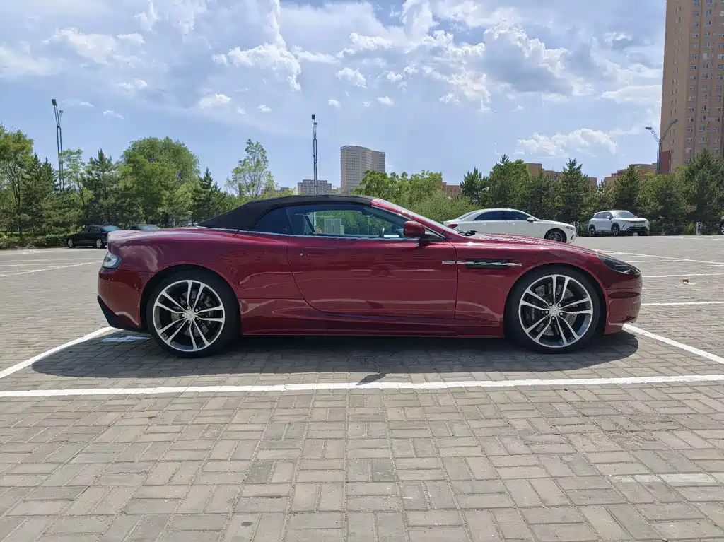 Aston Martin DBS — миниатюра 2