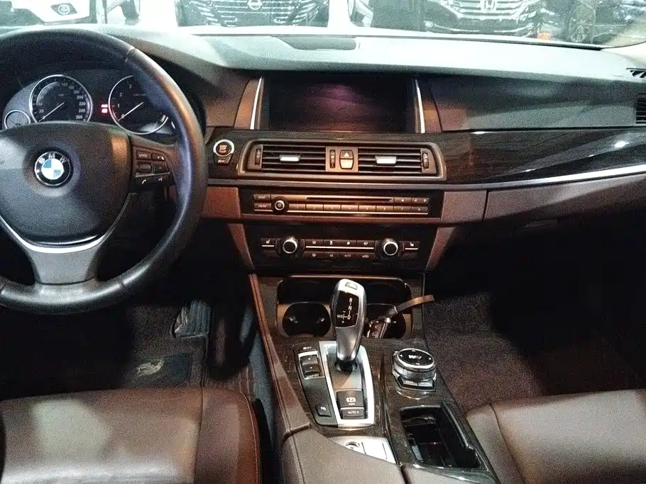 BMW 5 Series — миниатюра 12