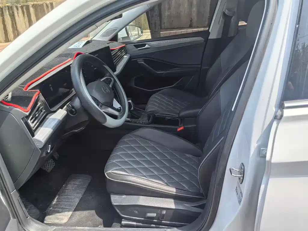 Volkswagen Sagitar 2025 300TSI DSG