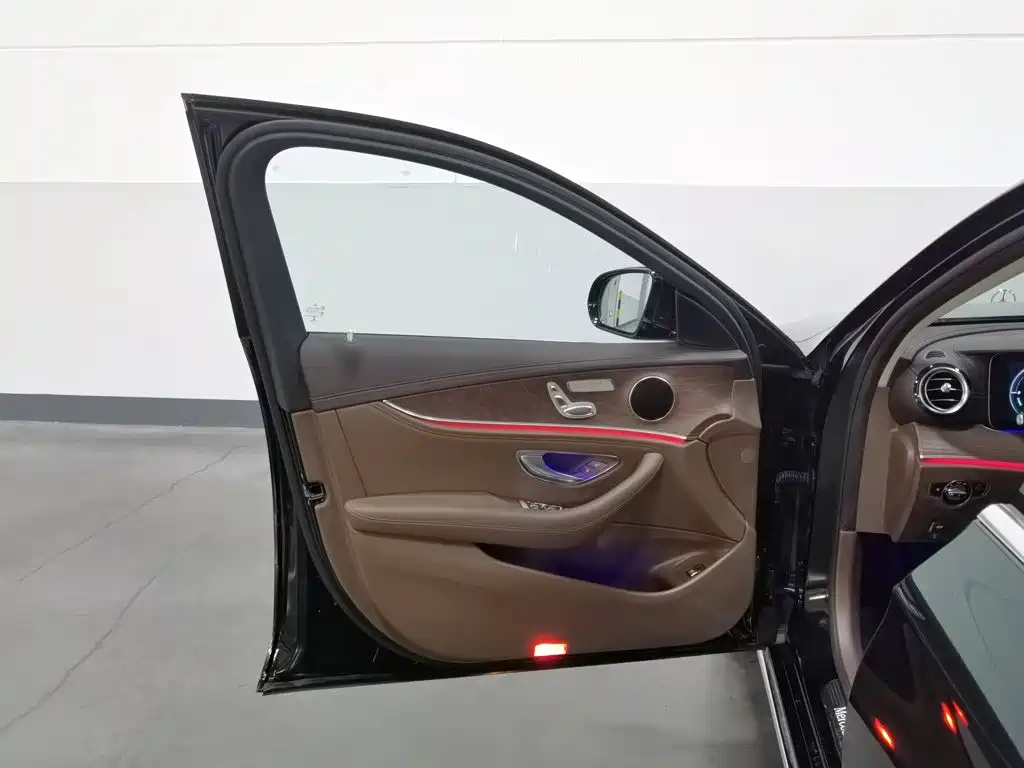 Mercedes-Benz E-Class — миниатюра 8