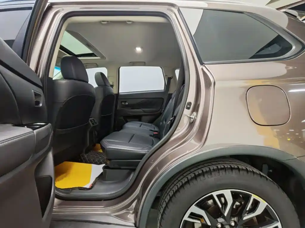 MITSUBISHI OUTLANDER