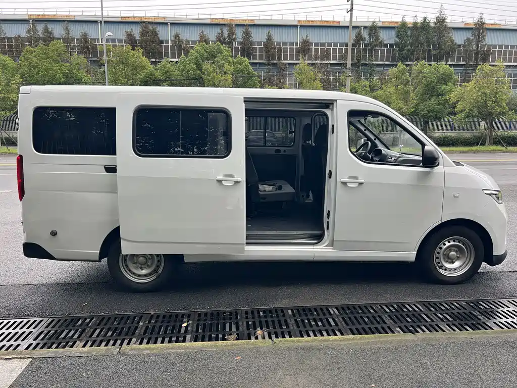 Wuling Yangguang — миниатюра 13