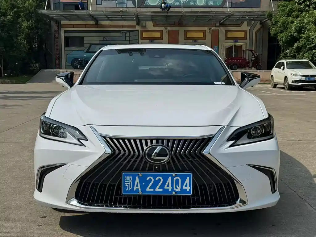 Lexus ES 2021