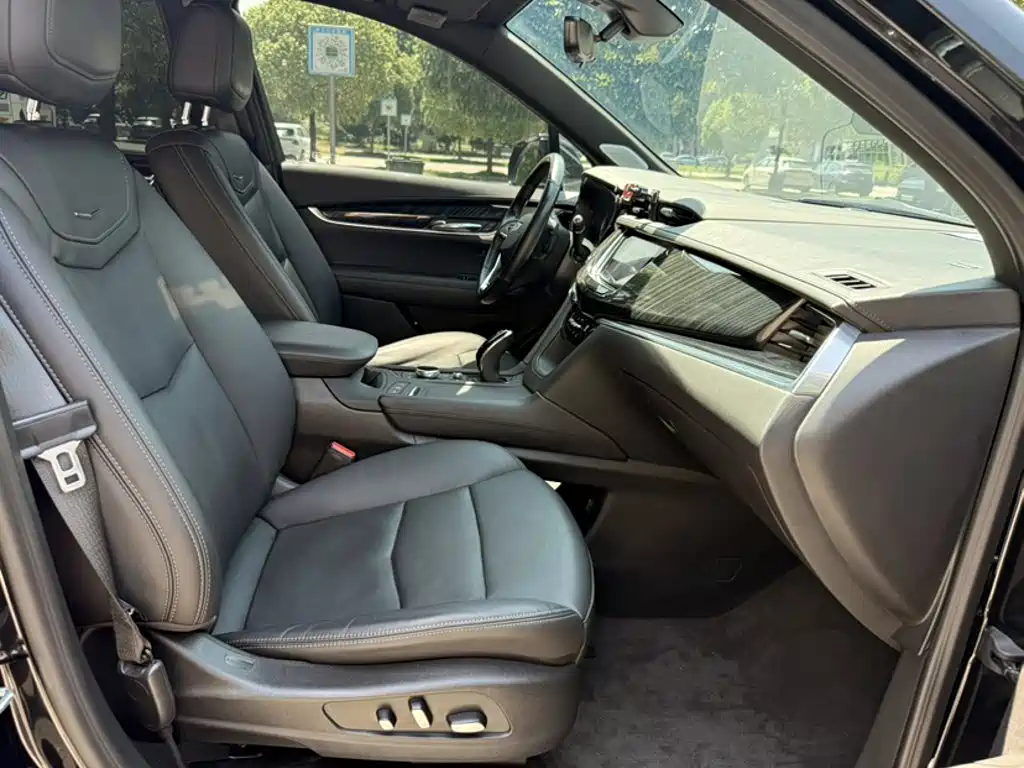 Cadillac XT6 2022 2.0T мест Luxury