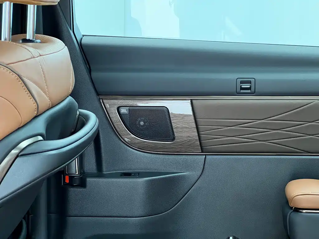 Toyota Alphard 2024 — фото 17