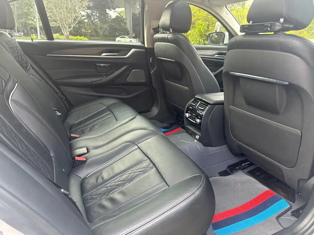 BMW 5 Series — миниатюра 13