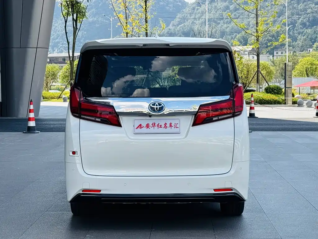 Toyota Alphard — миниатюра 5