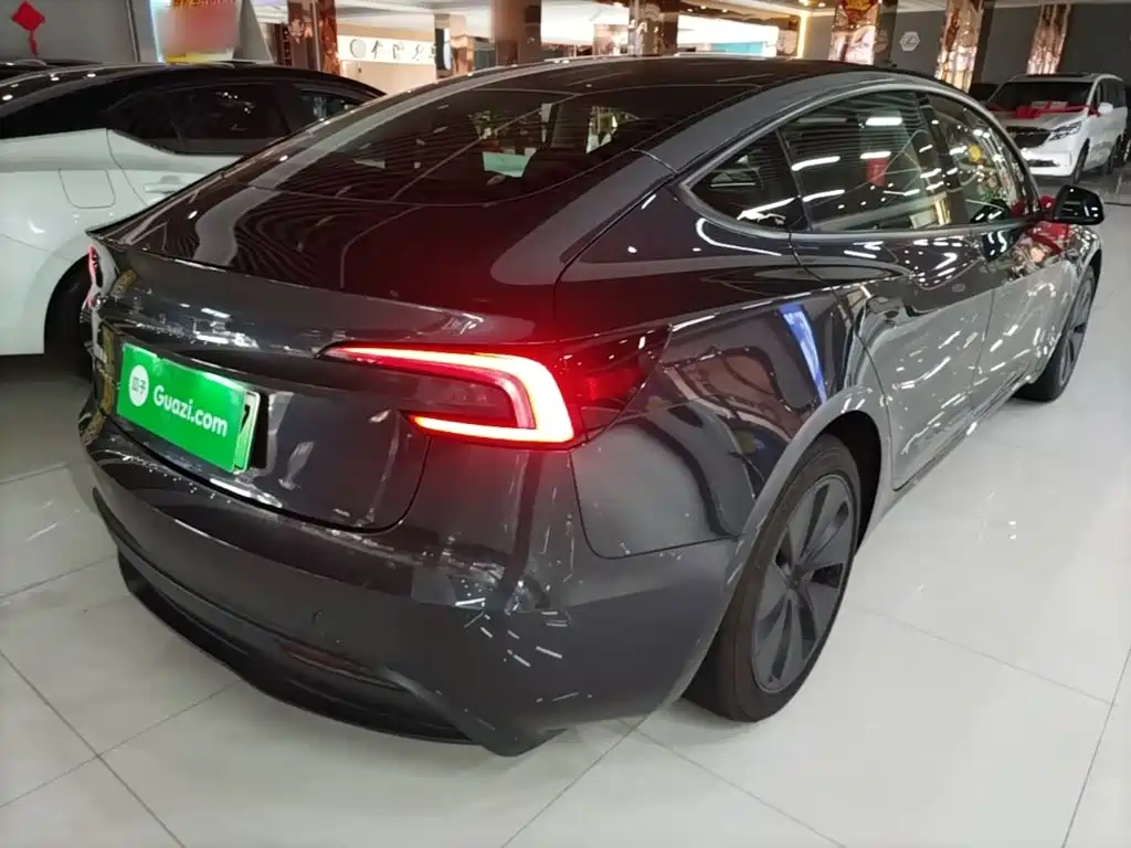 Tesla Model 3 — миниатюра 7