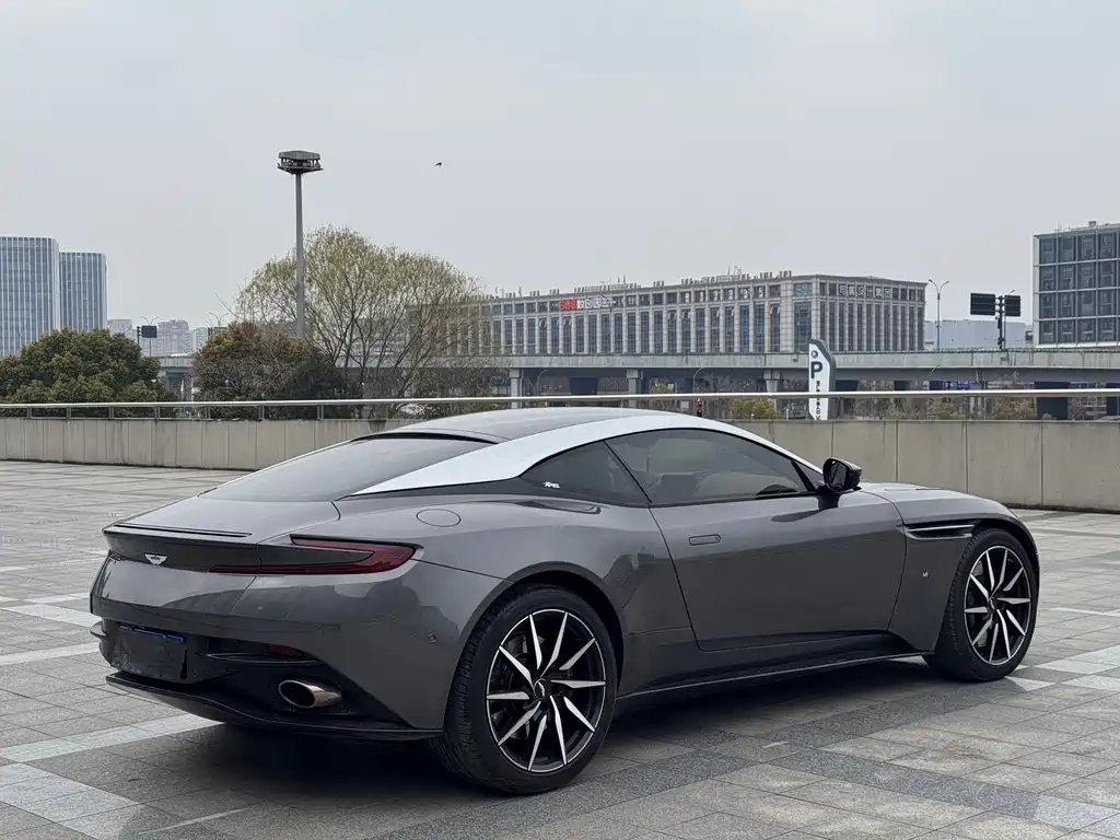 ASTON MARTIN DB11