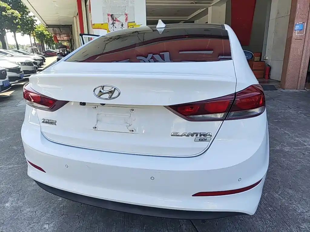 Hyundai Elantra — миниатюра 6