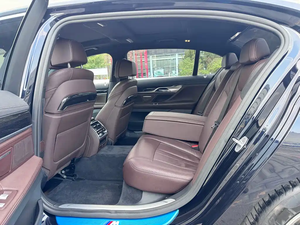 BMW 7 Series — миниатюра 8