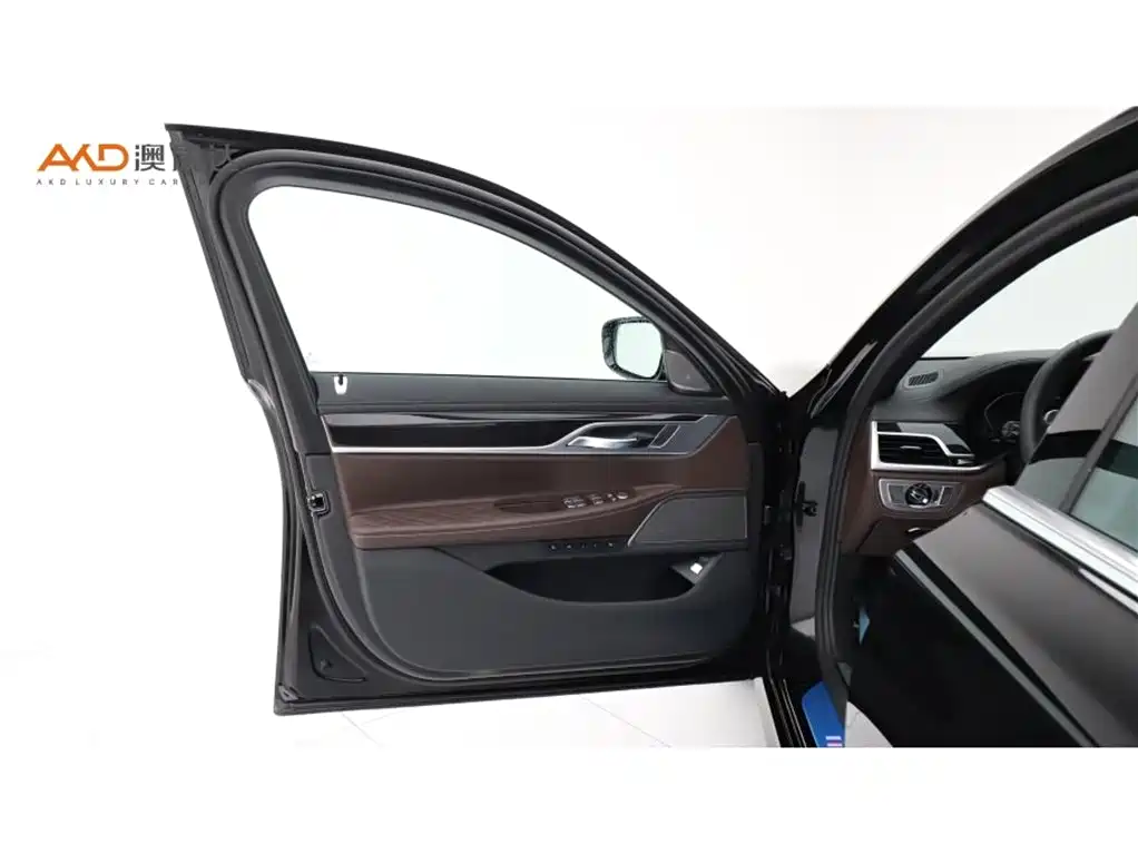 BMW 7 Series — миниатюра 10