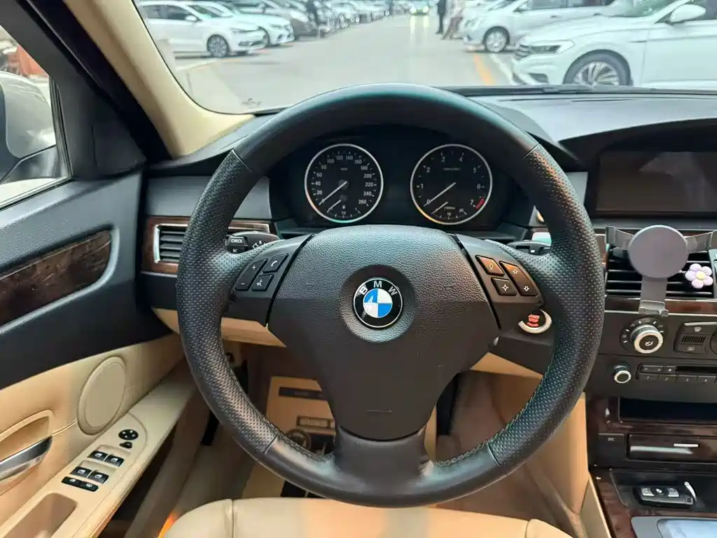 BMW 5 Series — миниатюра 3