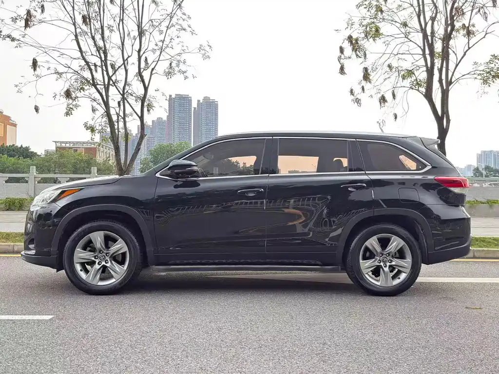 Toyota Highlander 2018 2.0T Luxury 7 мест V