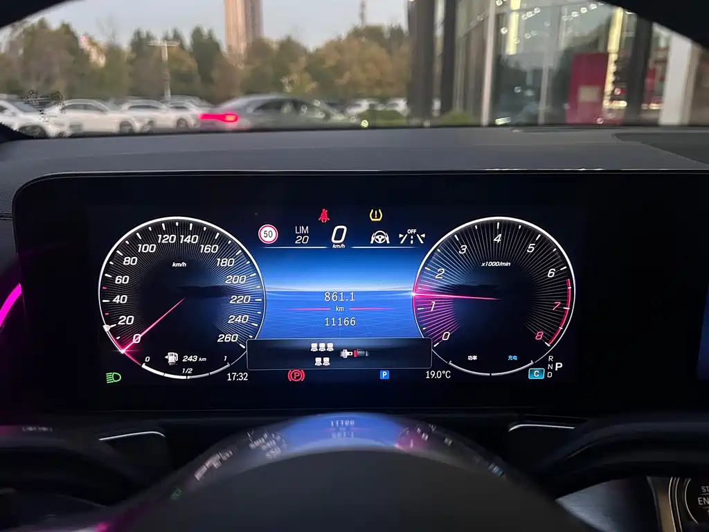Mercedes-Benz GLB — миниатюра 10