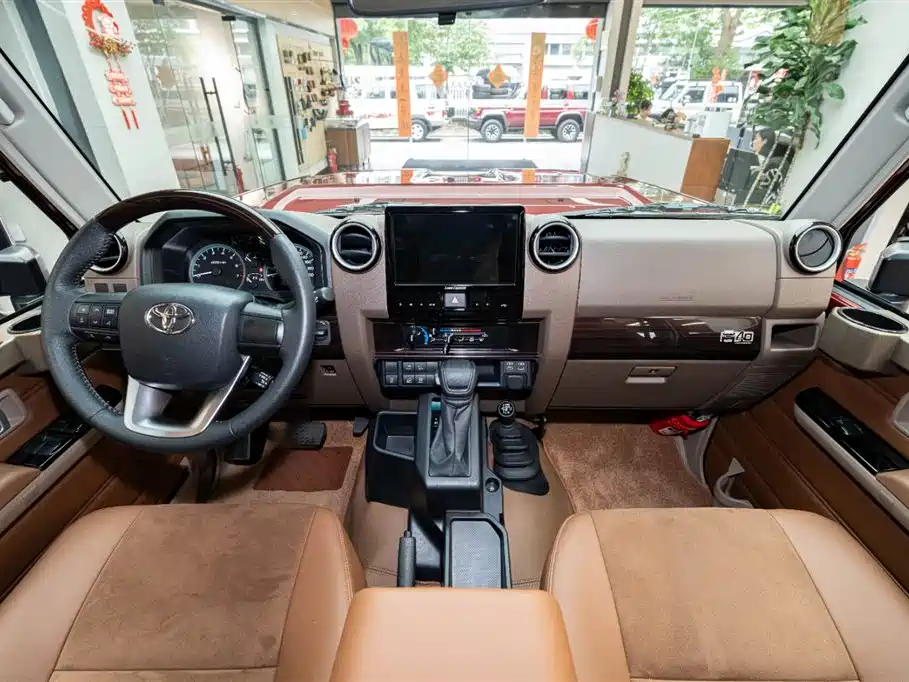 Toyota Land Cruiser LC76 2025 4.0L AT