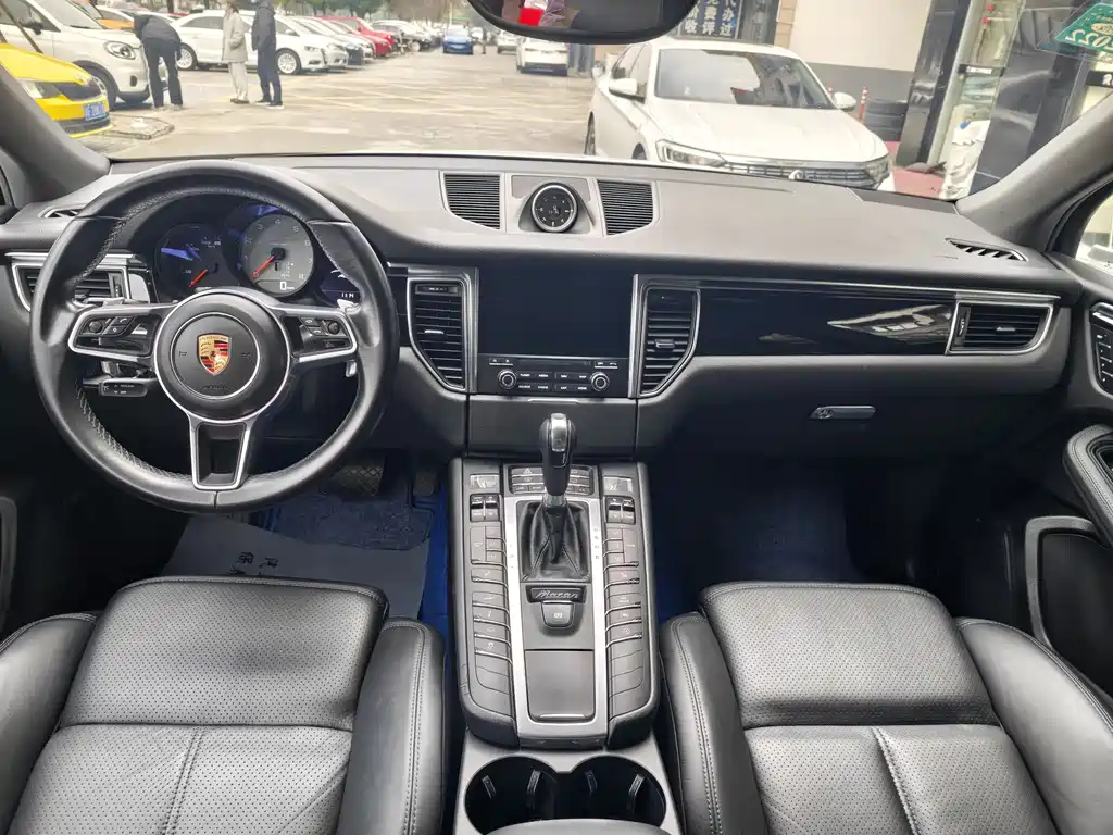 PORSCHE MACAN