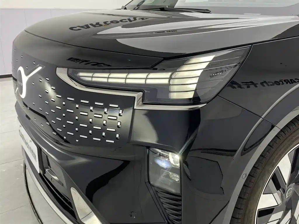 Volvo EM90 2025 Ultra мест