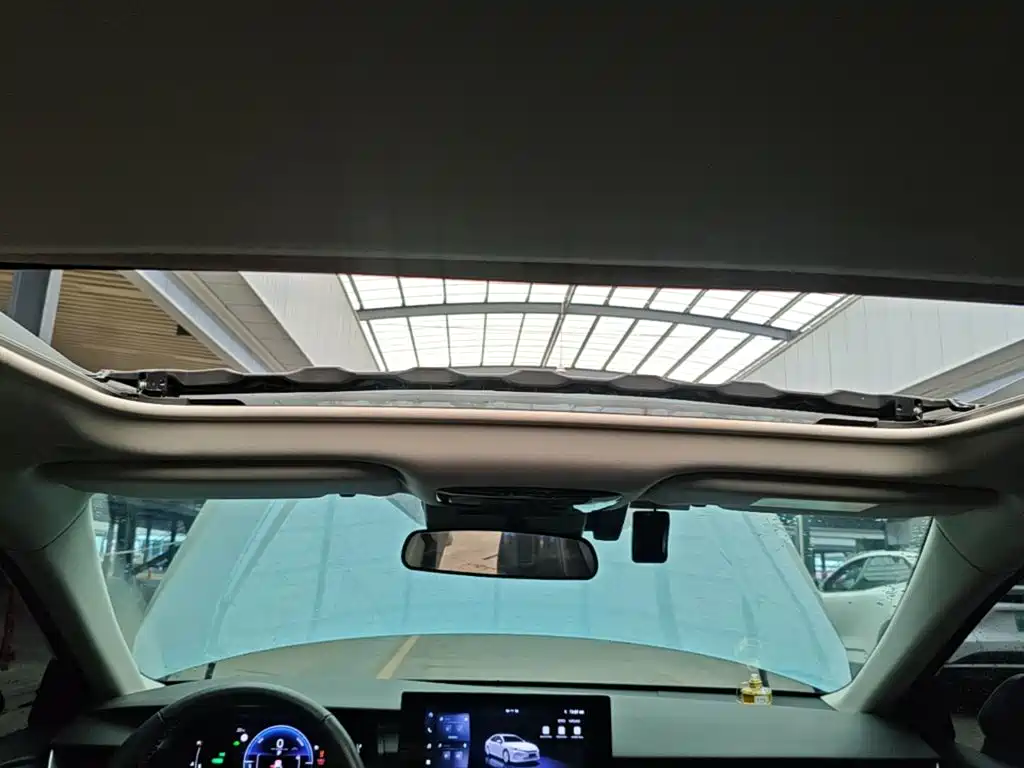 Toyota Camry — миниатюра 18