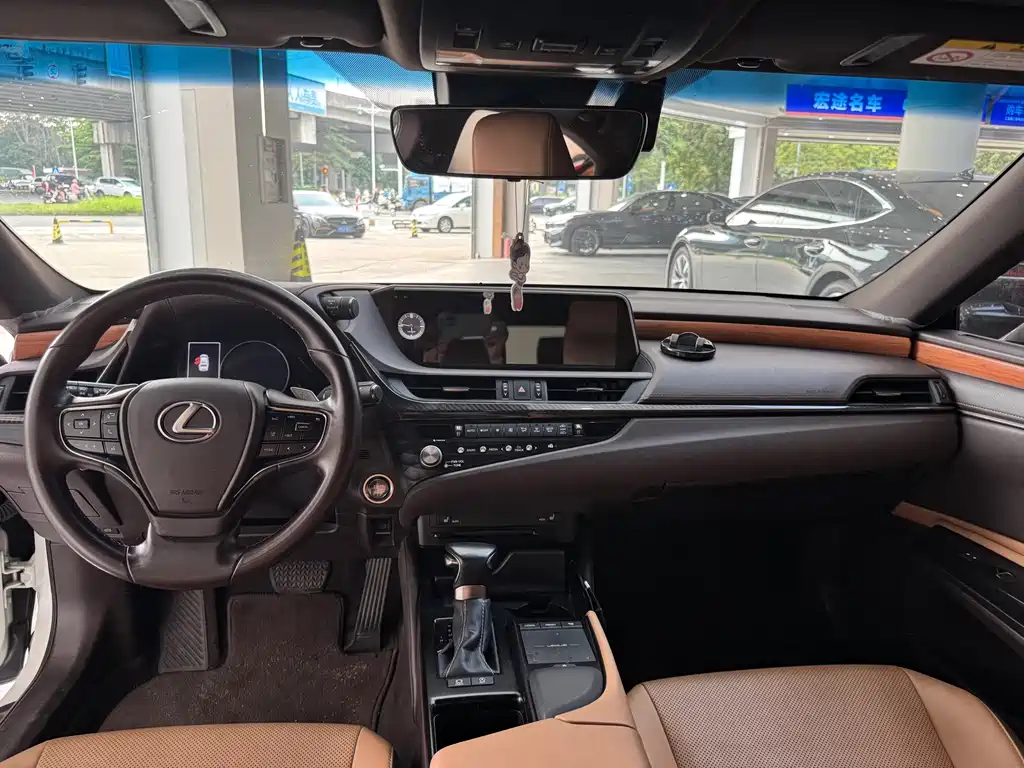Lexus ES 2021 200