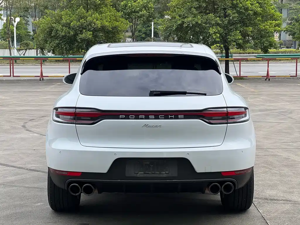 PORSCHE MACAN