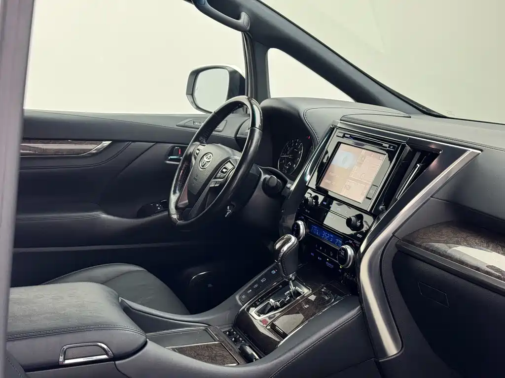 Toyota Alphard — миниатюра 16