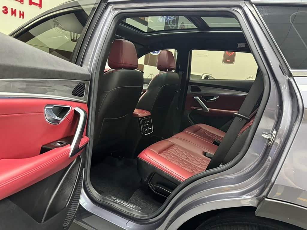 Jetour Jetour X70 PLUS 1.5 л 2023 г. Серебристо-серый, пробег 23000 км