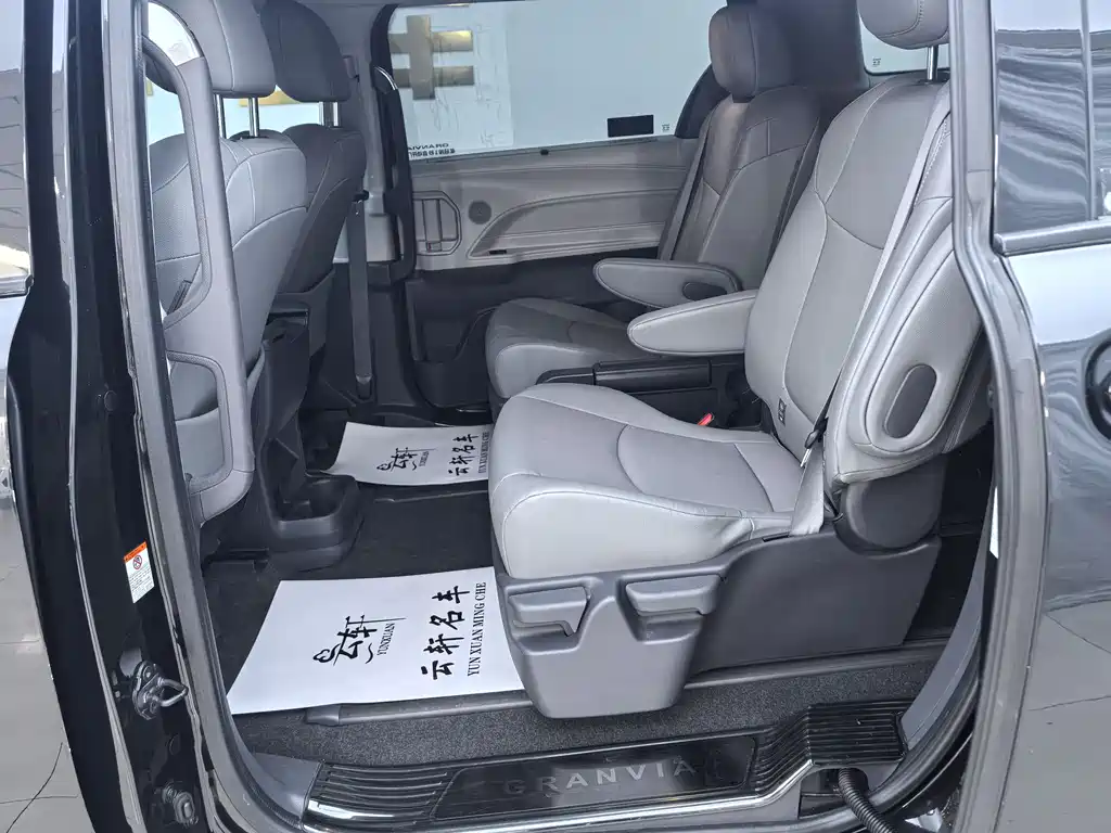 Toyota Granvia 2024 2.5L Comfort