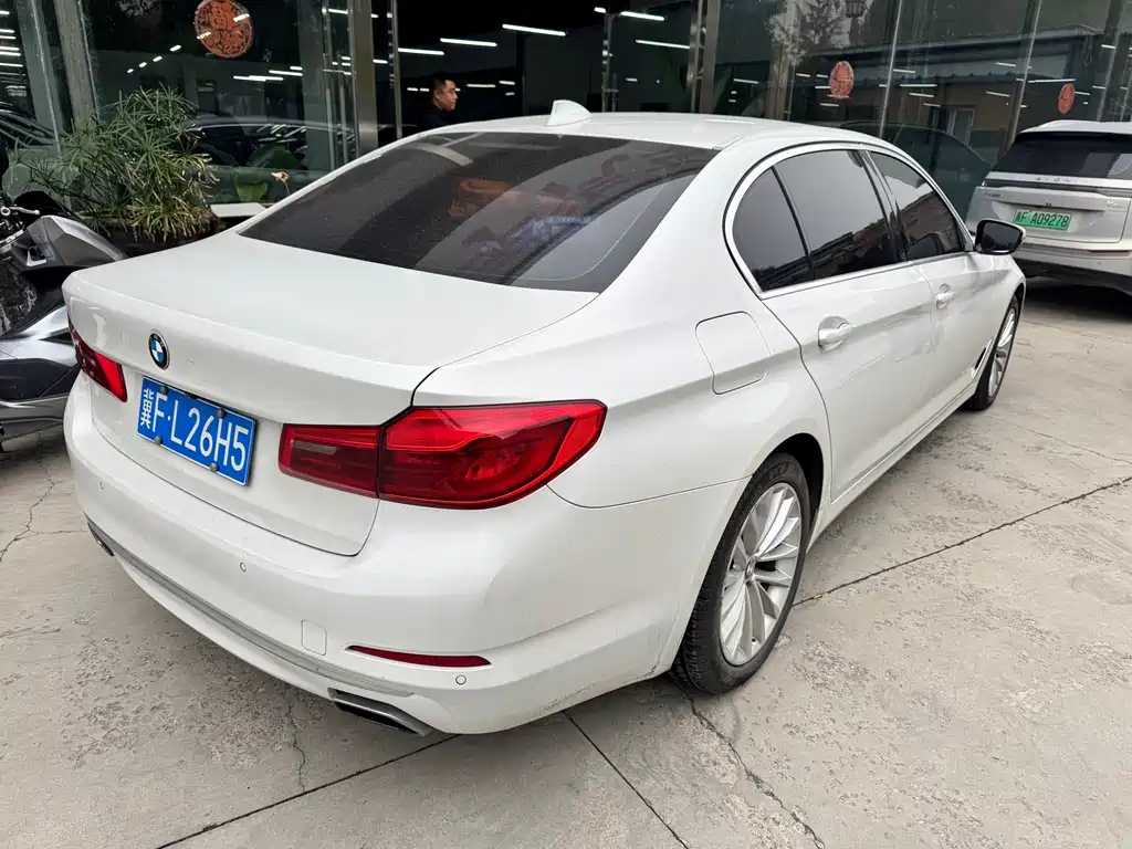 BMW 5 Series — миниатюра 6