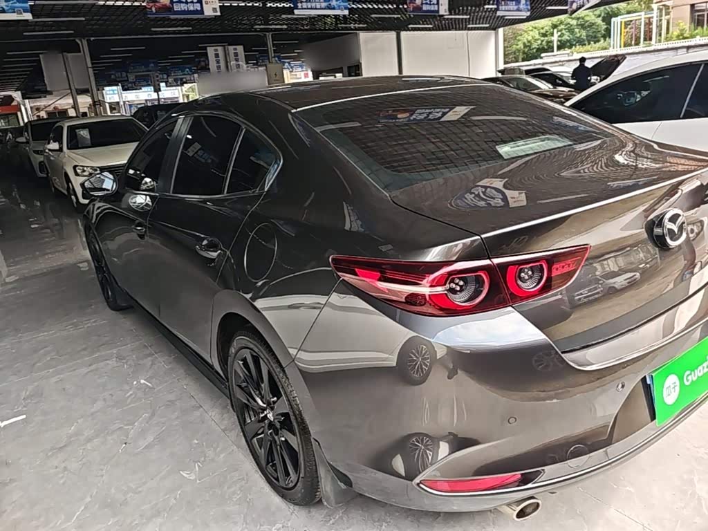 Mazda Mazda3 Axela 2.0 л 2023 г. Серебристо-серый, пробег 23800 км