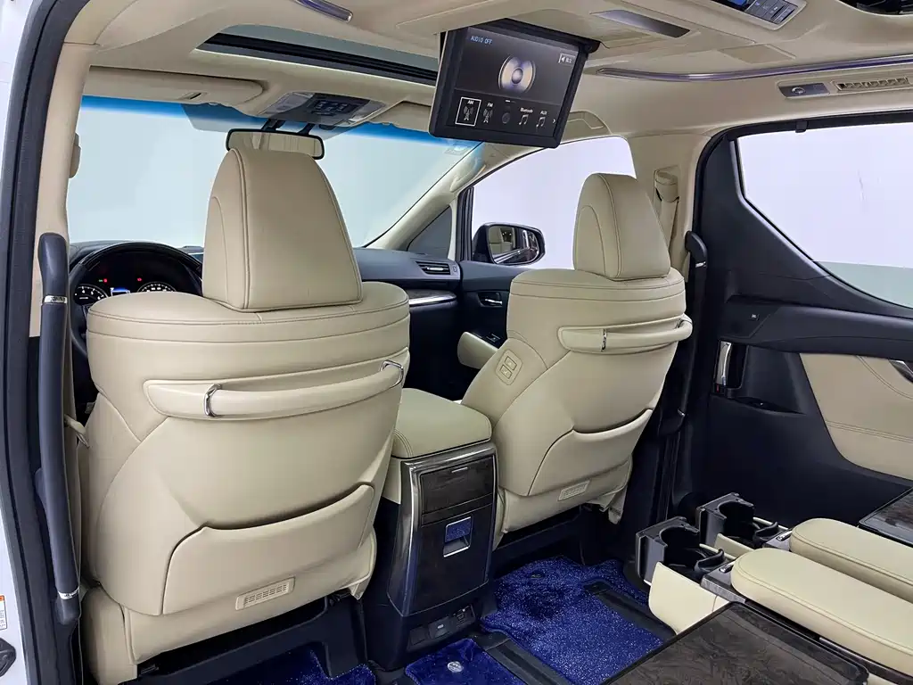 Toyota Alphard — миниатюра 11