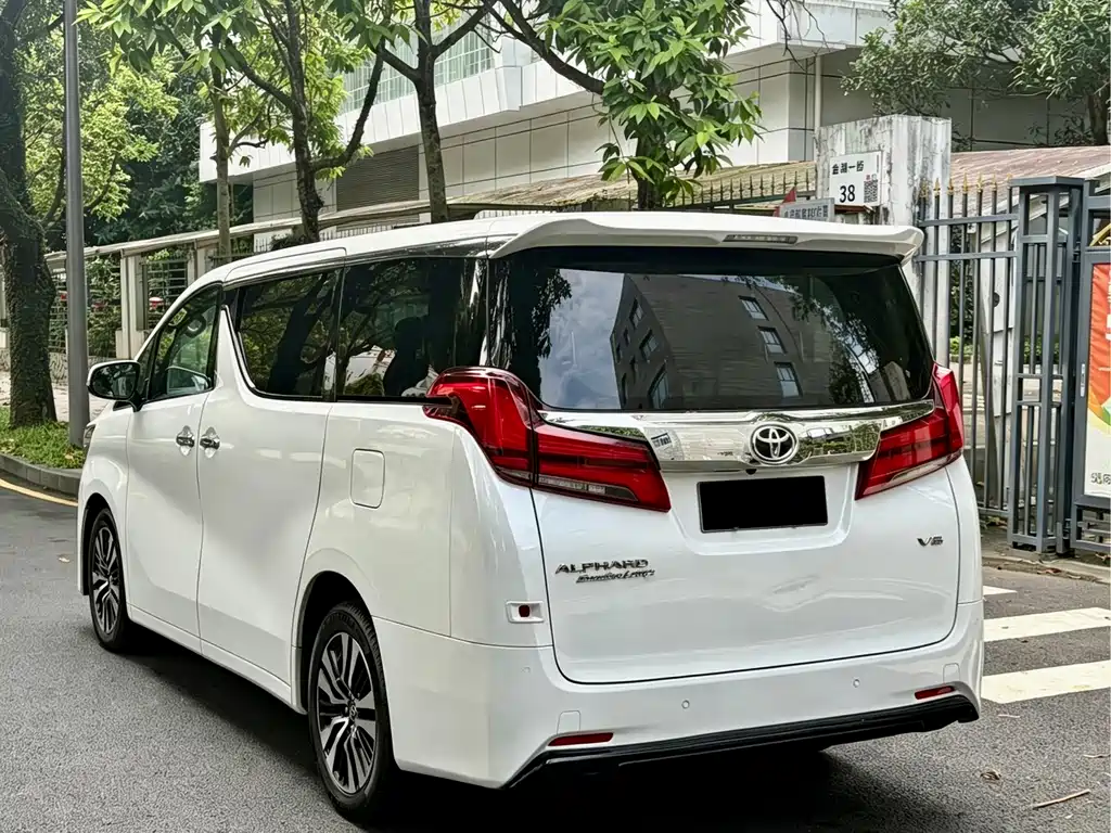 Toyota Alphard — миниатюра 14