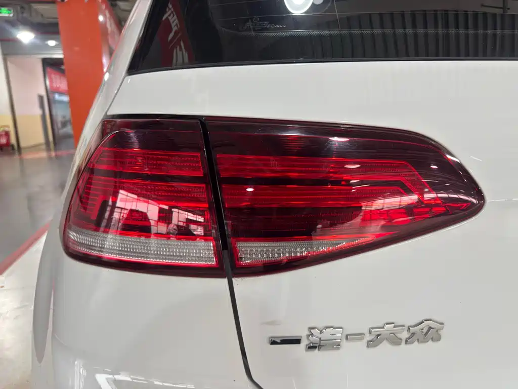 Volkswagen Golf EV — миниатюра 21