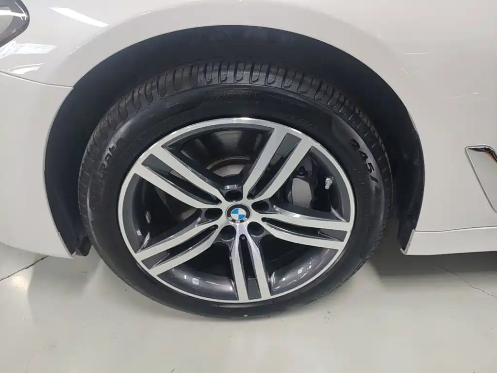 BMW 5 Series — миниатюра 23
