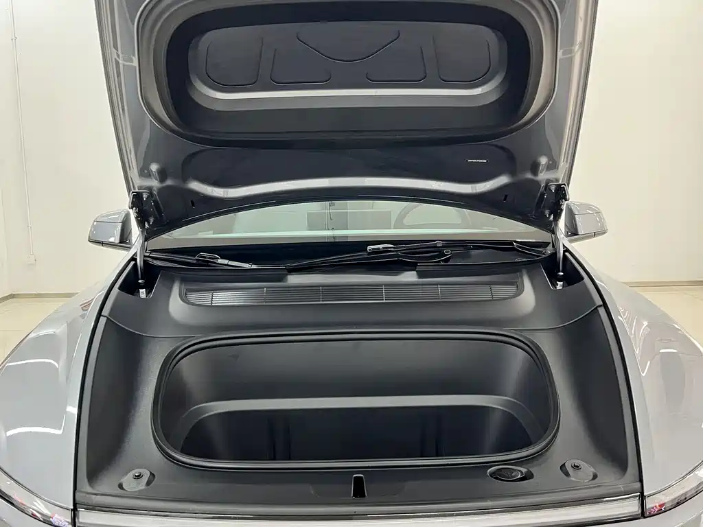 Tesla Model Y — миниатюра 18
